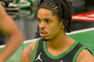 替補(bǔ)發(fā)力！米諾特接球不猶豫 頂著杜倫扔進(jìn)3+1反超比分！