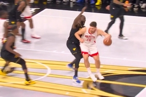 等你很久！追夢(mèng)防守申京一碰就倒 造成后者進(jìn)攻犯規(guī)