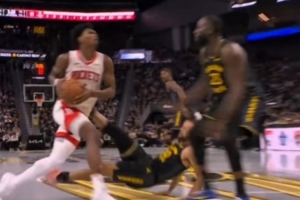 阿門撞倒庫里&后者阻擋犯規(guī)！美勇蜜：庫里受傷了 阿門真煩人