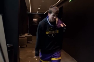 秀一把技術(shù)！湖人官方曬趣味花絮：NBA杯賽晉級 開啟接杯挑戰(zhàn)