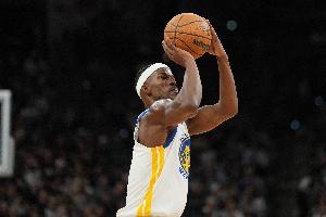 開場準(zhǔn)?。“吞乩战渝佋僦袀€人第二記三分球