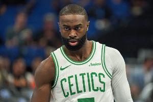 支楞起來(lái)！杰倫·布朗首節(jié)8中1&次節(jié)回暖9中5得12分 上半場(chǎng)砍19分