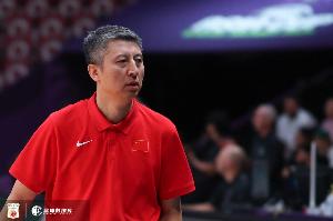 媒體人：中國(guó)男籃好像在打20年前的籃球 站好位置往內(nèi)線給 這不行