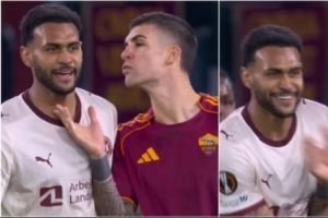 摸臀之后是飛吻！曼奇尼比賽中又施奇招挑釁對手，這次被一笑置之