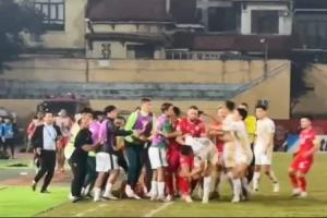 為何上頭染紅？國安沖突另一視角：王剛先遭對手推搡，曹永競出頭