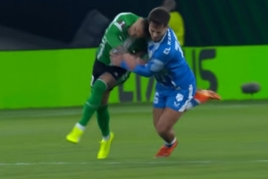 郵報(bào)：安東尼拼搶中頭頂對(duì)方球員，他逃過了處罰