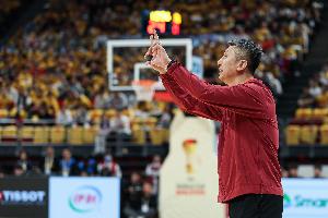 馬?。涸诩议T口輸給韓國 我們的籃球距離現(xiàn)代籃球確實(shí)有點(diǎn)大