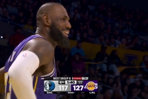 一錘定音！東契奇長傳送助攻 詹姆斯空位三分將分差拉開到兩位數(shù)