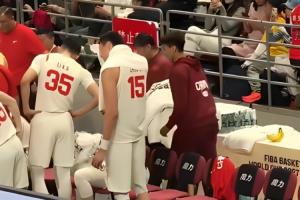 很著急??因傷缺戰(zhàn)的趙睿昨晚來到替補席 和周琦貼耳交流