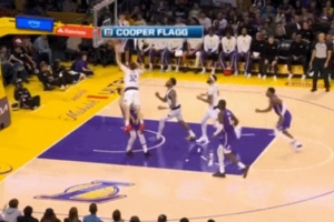 弗拉格上籃撞翻東契奇 被吹罰進(jìn)攻犯規(guī) 基德沒有挑戰(zhàn)