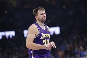 東契奇外線連續(xù)虛晃后突破 弗拉格一路“護(hù)送”前者輕松上籃！