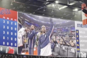 Point God！小吧直擊：快船主場播放視頻致敬保羅最后一個賽季