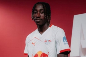 世體：巴薩計劃下賽季引進一名左邊鋒，他們正在關注小將迪奧曼德