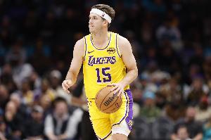 拔起來就投！里夫斯借掩護(hù)命中三分 弗拉格有追尾犯規(guī)嫌疑