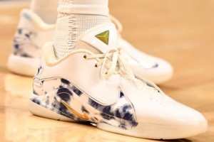 真愛！安東尼·戴維斯腳穿勒布朗22球鞋進(jìn)行賽前熱身