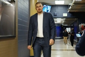 掘金球員出場穿搭：約基奇西裝革履&瓦蘭丘納斯肌肉盡顯