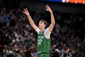 助攻上雙了！弗拉格送擊地妙傳 濃眉接球轉(zhuǎn)身拋投打中