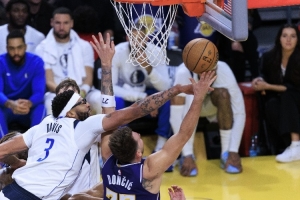 解說：俠湖之戰(zhàn)好像詹姆斯的前任大聚會 紫金軍團(tuán)有點不可阻擋了