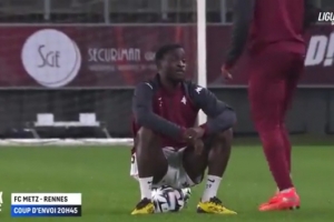 不滿自己無(wú)緣首發(fā)！梅斯后衛(wèi)賽前拒絕參加熱身，坐在足球上不動(dòng)彈