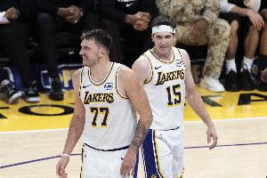 東契奇和里夫斯單場同砍35+&真實命中率75%+ 湖人隊史首對后衛(wèi)