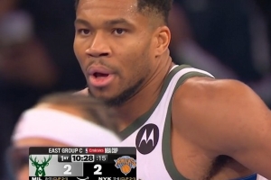 有點麻煩！字母哥被唐斯騙犯規(guī) 開場不到2分鐘2犯在身