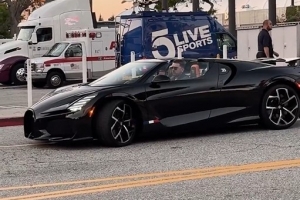 融入洛杉磯！東契奇駕駛新車布加迪威龍入場 有點太帥了