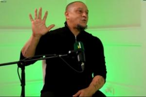 卡洛斯談首次對陣梅西：他太快了，我想拽他球衣反倒扭歪了手指