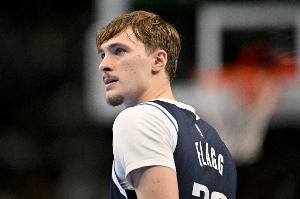 探囊取物！弗拉格持球單打 中距離跳投穩(wěn)穩(wěn)命中