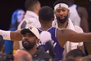 濃眉賽后眼神飄忽 八村塁張開雙臂送上大大的擁抱