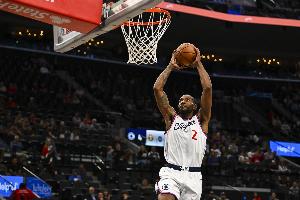 狀態(tài)出色！萊昂納德三節(jié)12中8拿下22分 首節(jié)10分