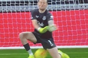 撲救概率95%??皮克福德閉眼撲救致下蛋丟球，懊惱跪地+搖頭苦笑