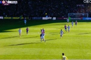 差點(diǎn)送大禮！水晶宮長(zhǎng)傳打穿曼聯(lián)雙中衛(wèi)，馬特塔單刀打偏