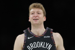 初生牛犢不怕虎！新秀沃爾夫過掉字母哥帥氣上籃得分