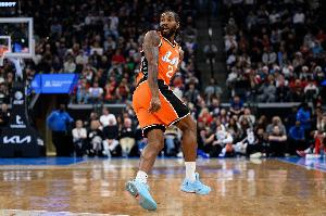 小卡復(fù)出4場(chǎng)場(chǎng)均27分4.8板2助攻 命中率52/48/100% 但一場(chǎng)沒贏