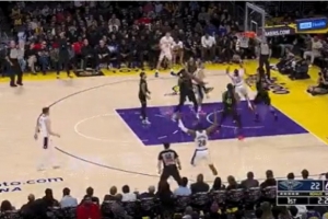 有點兒帥啊這球！東契奇突到籃下假拋吊傳籃下 海斯勉扣吃餅