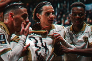 法甲-托萬(wàn)雙響！朗斯2-1昂熱，自2004年以來首次登頂法甲積分榜