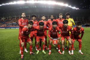 足球報(bào)：帶著互聯(lián)網(wǎng)思維運(yùn)營(yíng)，重慶銅梁龍沖超是“現(xiàn)象級(jí)沖超”