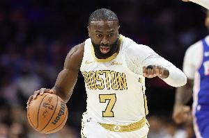 表現(xiàn)全面！杰倫·布朗半場9中2&罰球6中5拿到9分 另有9板6助