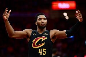 重新打回懸念！米切爾連續(xù)射中兩記三分將分差追到只差2分