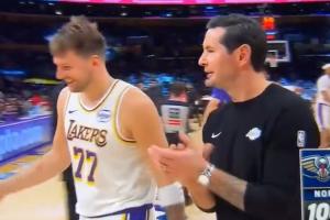 洛杉磯的寶！雷迪克暫停期間在東契奇身邊鼓掌加油 后者笑容滿面