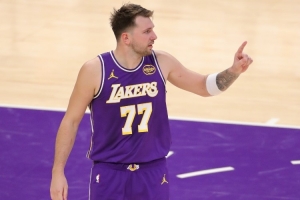 一人打一隊！東契奇首節(jié)得分+助攻得分共29分 鵜鶘全隊27分