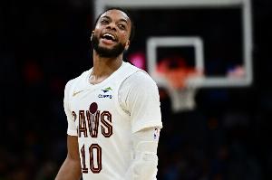 記者：加蘭進(jìn)攻端帶來幫助 但防守端成了普理查德和布朗的活靶子