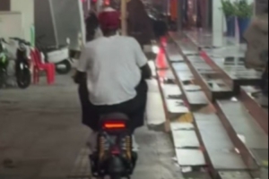 入鄉(xiāng)隨俗！廣東新援薩姆納也跟隨隊(duì)友的步伐 開上了小電驢了