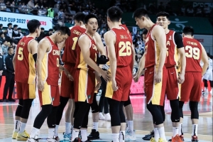 媒體人：中國男籃現(xiàn)在還留在場館里的更衣室開會(huì) 沒有離開