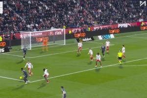 維尼修斯嘗試突破后倒地，赫羅納球員搖手指示意沒犯規(guī)