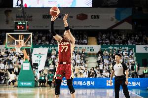 媒體人：鋒線被韓國吊打 空有好身體卻沒技術(shù) 還吹CBA前鋒盛世？