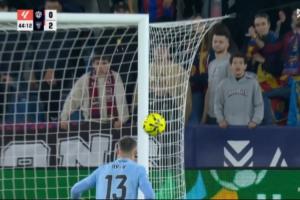 加塞了??尼科輕巧挑射破門，皮球運(yùn)行線路有點(diǎn)詭異??