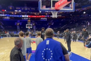 目前狀態(tài)出戰(zhàn)成疑！恩比德賽前熱身 一頓訓(xùn)練罰球未見(jiàn)跑跳