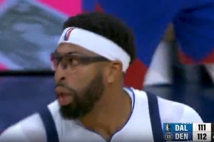 還得靠你！濃眉底角三分再進 末節(jié)連砍7分帶隊咬住比分！