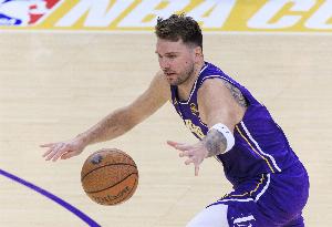 又失誤了！狄龍搶斷東契奇 馬威跟進(jìn)雙手暴扣